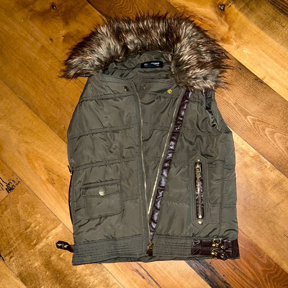 Army green vest with fur collar